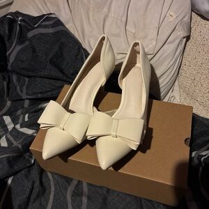 Elegant Cream Bow Women's Shoes